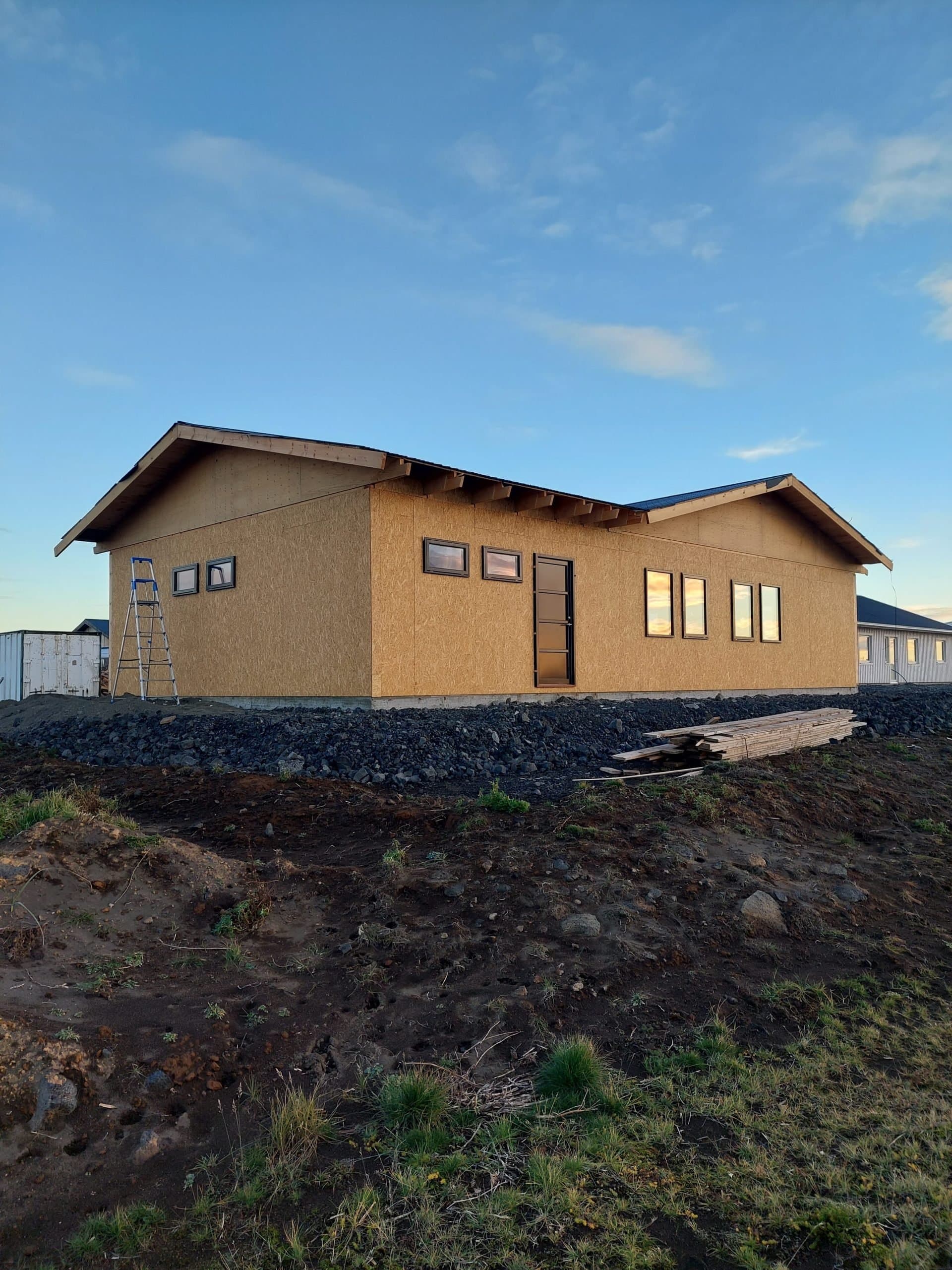 Einbýlishúsið á Þurárhrauni 31 á byggingarstigi, timburgrind klædd OSB-plötum og þak komið á