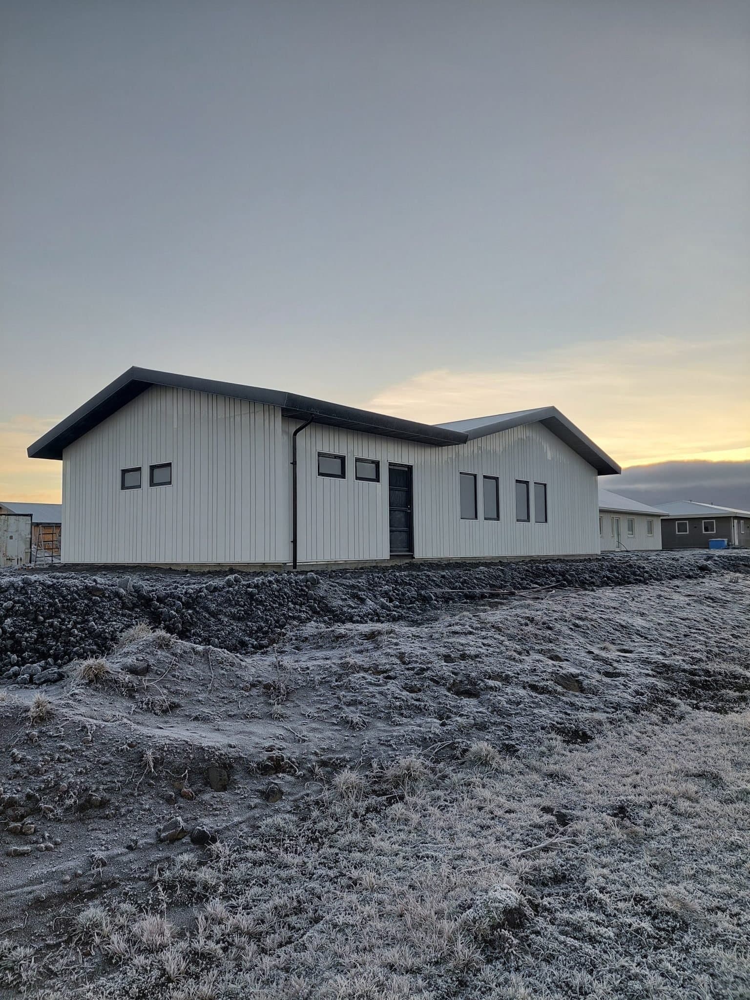 Fullbyggt einbýlishús á Þurárhrauni 31, hvít álpanelklæðning og svart þak